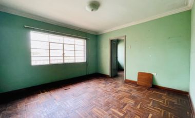 Venta de buena casa como terreno en san Isidro