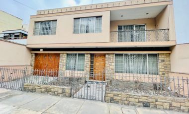 Venta de buena casa como terreno en san Isidro