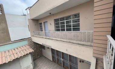 Venta de buena casa como terreno en san Isidro