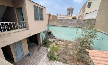 Venta de buena casa como terreno en san Isidro