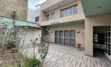 Venta de buena casa como terreno en san Isidro