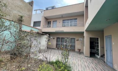 Venta de buena casa como terreno en san Isidro