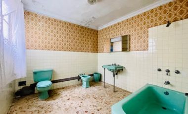 Venta de buena casa como terreno en san Isidro