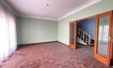 Venta de buena casa como terreno en san Isidro