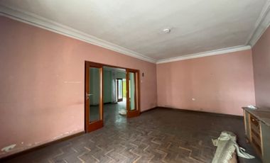 Venta de buena casa como terreno en san Isidro