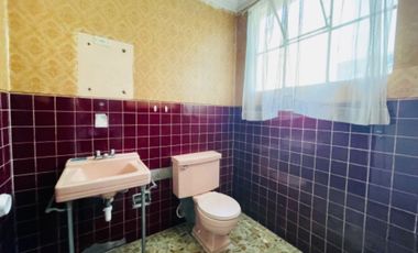Venta de buena casa como terreno en san Isidro