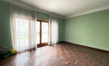 Venta de buena casa como terreno en san Isidro