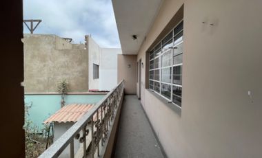 Venta de buena casa como terreno en san Isidro