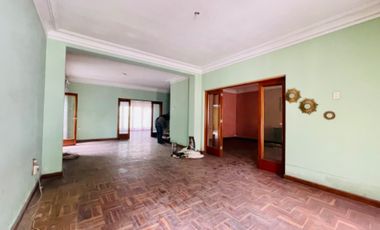 Venta de buena casa como terreno en san Isidro