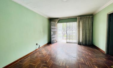Venta de buena casa como terreno en san Isidro