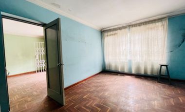 Venta de buena casa como terreno en san Isidro