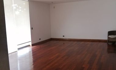 Espectacular departamento de amplios ambientes y de finos acabados.