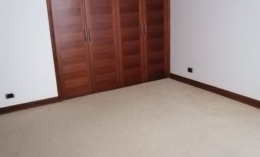 Espectacular departamento de amplios ambientes y de finos acabados.