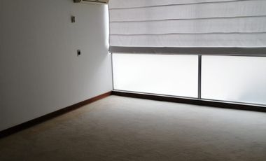 Espectacular departamento de amplios ambientes y de finos acabados.