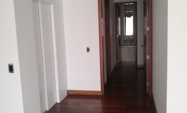 Espectacular departamento de amplios ambientes y de finos acabados.