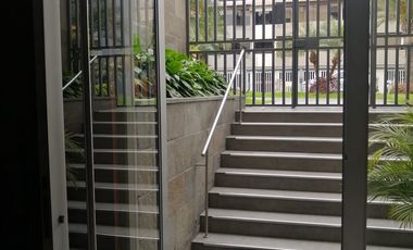 Espectacular departamento de amplios ambientes y de finos acabados.