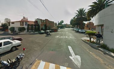 HERMOSA CASA EN   CLUB DE GOLF, TLALPAN CDMX. CONCEPTO RESIDENCIAL EXCELENTE PLUSVALIA PARA HABITAR O INVERSION.