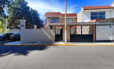 Casa en venta en Metepec en Xinantecatl en esquina a lado del parque