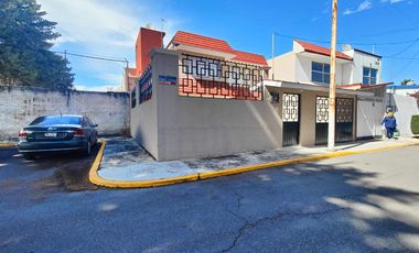 Casa en venta en Metepec en Xinantecatl en esquina a lado del parque