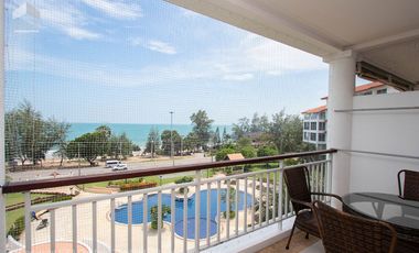 Luxurious location with large balcony and sea view