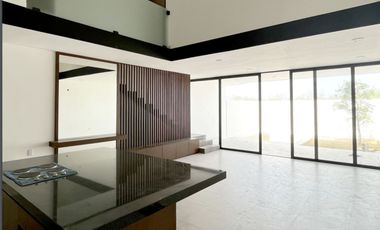 Residencia con jardín, alberca, cochera para 2 autos, en venta, Xcanatun, Merida, Yucatan.