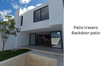 Residencia con jardín, alberca, cochera para 2 autos, en venta, Xcanatun, Merida, Yucatan.