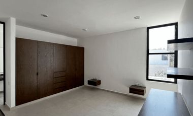 Residencia con jardín, alberca, cochera para 2 autos, en venta, Xcanatun, Merida, Yucatan.