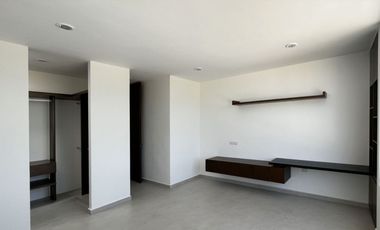 Residencia con jardín, alberca, cochera para 2 autos, en venta, Xcanatun, Merida, Yucatan.