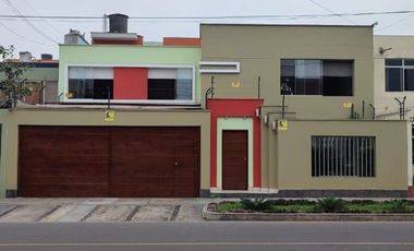 Vendo Casa en La Molina de 300 m2 USD $ 510,000 Negociables
