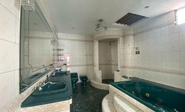 Se alquila edificio esquinero, Ayacucho y la 10ma