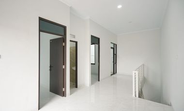 Rumah 3 Kamar SHM 6 Menit ke RS Taman Harapan Baru Hadap Timur J-38437