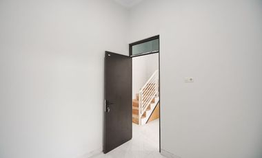 Rumah 3 Kamar SHM 6 Menit ke RS Taman Harapan Baru Hadap Timur J-38437