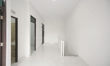 Rumah 3 Kamar SHM 6 Menit ke RS Taman Harapan Baru Hadap Timur J-38437