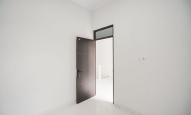 Rumah 3 Kamar SHM 6 Menit ke RS Taman Harapan Baru Hadap Timur J-38437