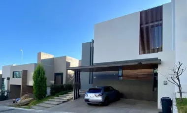 EN VENTA HERMOSA RESIDENCIA EN EL EXCLUSIVO FRACCIONAMIENTO 