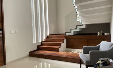 EN VENTA HERMOSA RESIDENCIA EN EL EXCLUSIVO FRACCIONAMIENTO 