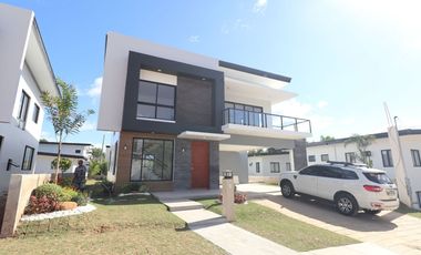 Elegant Design House and Lot For Sale w/ 3 Bedrooms & 2-4 Car Garage Inside Subdivision in Sun Valley Antipolo PH2368