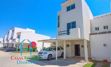 Casa con tres terrazas, roof garden, 2 estacionamientos