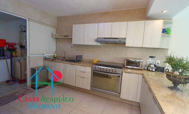 Casa con tres terrazas, roof garden, 2 estacionamientos