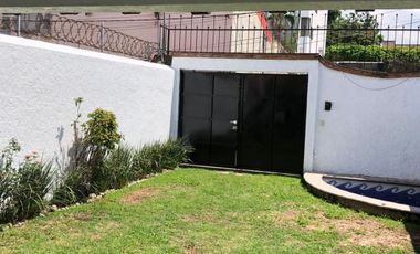 Casa en zona dorada con seguridad, Cuernavaca, Morelos.