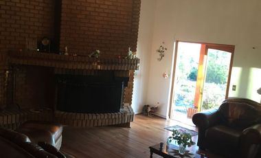 SE VENDE O ARRIENDA CASA CON TERRENO DE 60.000 M2,PLANO PISCINA POZO CASA PPAL DE DOS PISOS AVALUO FISCAL UF.14.450 VENTA UF 11.000  DORM.6  ARRIENDO $3.200.000