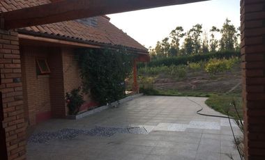 SE VENDE O ARRIENDA CASA CON TERRENO DE 60.000 M2,PLANO PISCINA POZO CASA PPAL DE DOS PISOS AVALUO FISCAL UF.14.450 VENTA UF 11.000  DORM.6  ARRIENDO $3.200.000