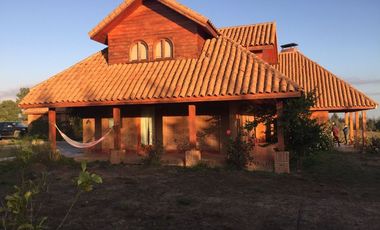 SE VENDE O ARRIENDA CASA CON TERRENO DE 60.000 M2,PLANO PISCINA POZO CASA PPAL DE DOS PISOS AVALUO FISCAL UF.14.450 VENTA UF 11.000  DORM.6  ARRIENDO $3.200.000
