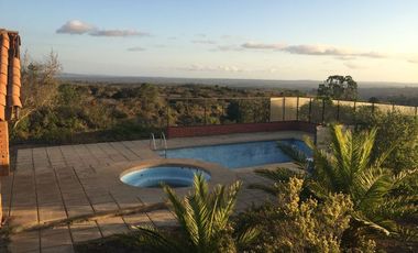 SE VENDE O ARRIENDA CASA CON TERRENO DE 60.000 M2,PLANO PISCINA POZO CASA PPAL DE DOS PISOS AVALUO FISCAL UF.14.450 VENTA UF 11.000  DORM.6  ARRIENDO $3.200.000