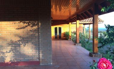 SE VENDE O ARRIENDA CASA CON TERRENO DE 60.000 M2,PLANO PISCINA POZO CASA PPAL DE DOS PISOS AVALUO FISCAL UF.14.450 VENTA UF 11.000  DORM.6  ARRIENDO $3.200.000