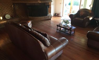 SE VENDE O ARRIENDA CASA CON TERRENO DE 60.000 M2,PLANO PISCINA POZO CASA PPAL DE DOS PISOS AVALUO FISCAL UF.14.450 VENTA UF 11.000  DORM.6  ARRIENDO $3.200.000