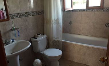 SE VENDE O ARRIENDA CASA CON TERRENO DE 60.000 M2,PLANO PISCINA POZO CASA PPAL DE DOS PISOS AVALUO FISCAL UF.14.450 VENTA UF 11.000  DORM.6  ARRIENDO $3.200.000