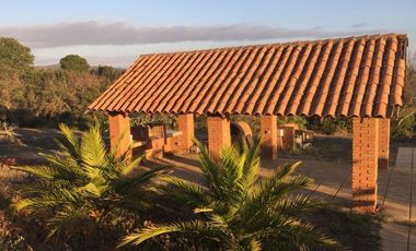 SE VENDE O ARRIENDA CASA CON TERRENO DE 60.000 M2,PLANO PISCINA POZO CASA PPAL DE DOS PISOS AVALUO FISCAL UF.14.450 VENTA UF 11.000  DORM.6  ARRIENDO $3.200.000