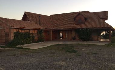 SE VENDE O ARRIENDA CASA CON TERRENO DE 60.000 M2,PLANO PISCINA POZO CASA PPAL DE DOS PISOS AVALUO FISCAL UF.14.450 VENTA UF 11.000  DORM.6  ARRIENDO $3.200.000