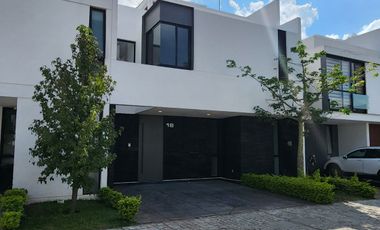 Casa en Venta de 3 Niveles en Solares con Vista al Lago Panorámico en Zapopan